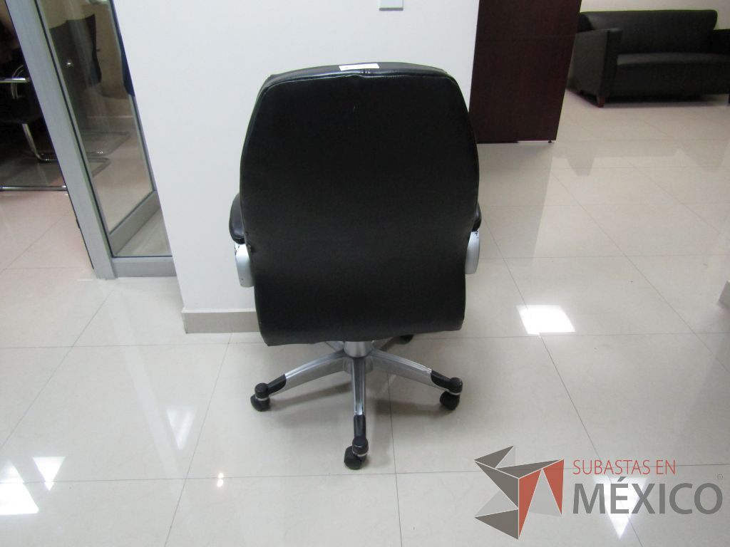 Lote 043 - Silla operativa con ruedas, descansabrazos fijo, asiento y respaldo tipo piel color negro - Imagen 4
