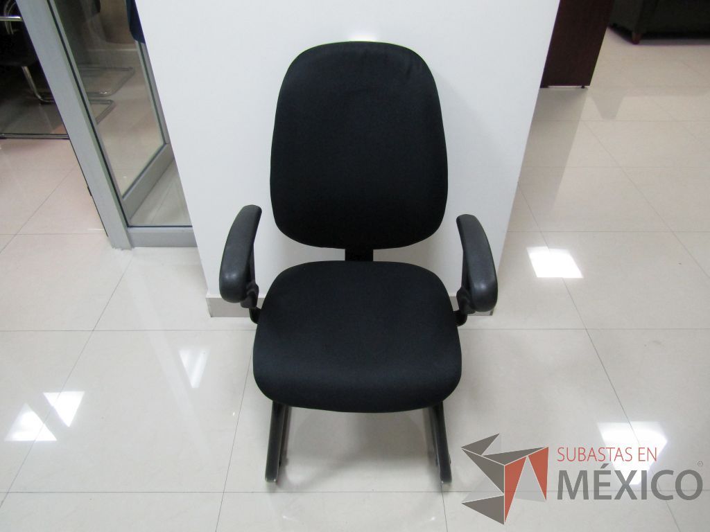 Lote 047 - 8 Sillas tipo trineo, descansabrazos fijo, asiento y respaldo en tela color negro