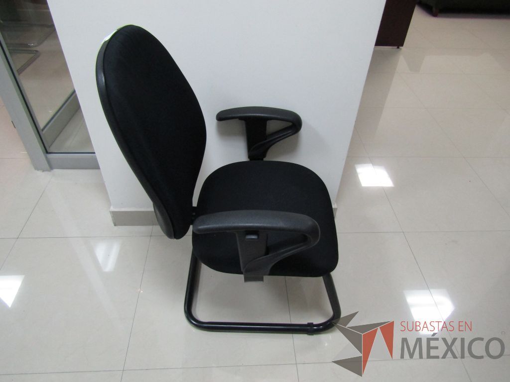 Lote 047 - 8 Sillas tipo trineo, descansabrazos fijo, asiento y respaldo en tela color negro - Imagen 2