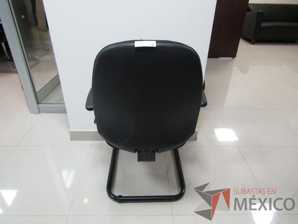 Lote 047 - 8 Sillas tipo trineo, descansabrazos fijo, asiento y respaldo en tela color negro - Imagen 3