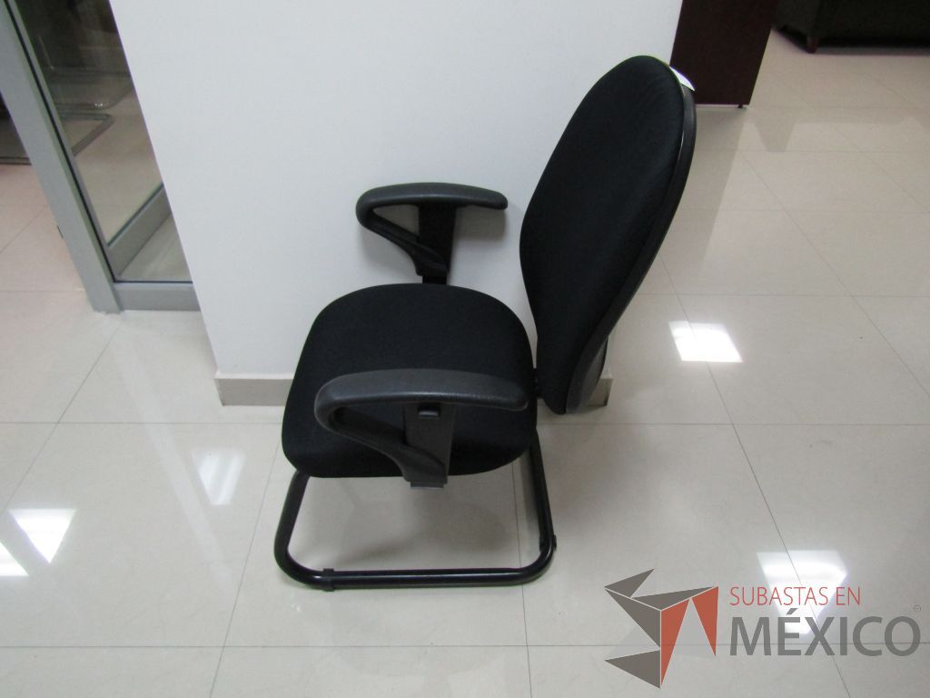 Lote 047 - 8 Sillas tipo trineo, descansabrazos fijo, asiento y respaldo en tela color negro - Imagen 4