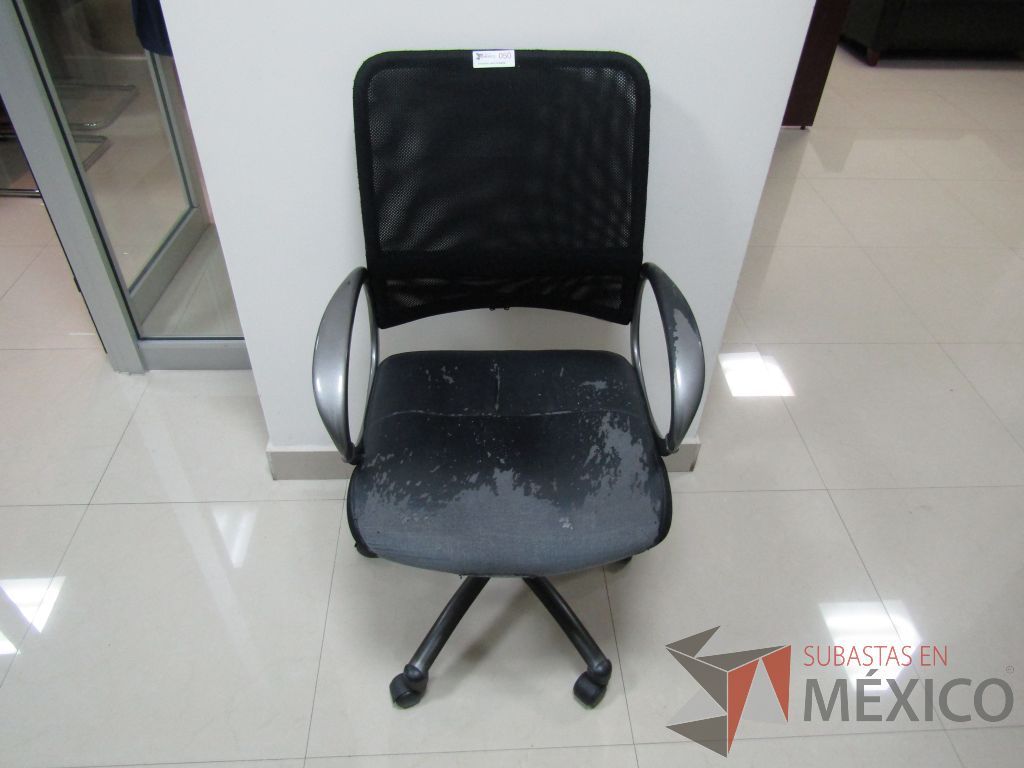 Lote 050 - 2 Sillas operativas con ruedas, descansabrazos fijo, asiento tipo piel y respaldo en malla color negro.