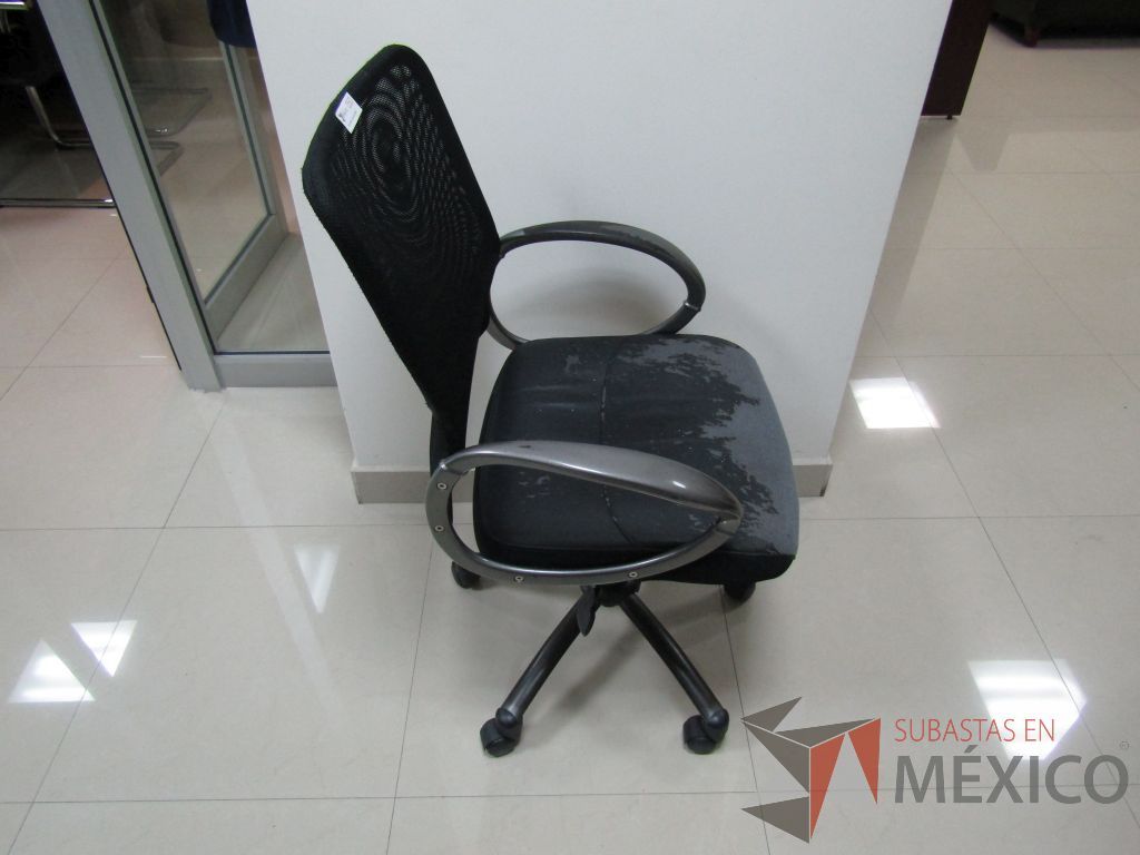 Lote 050 - 2 Sillas operativas con ruedas, descansabrazos fijo, asiento tipo piel y respaldo en malla color negro. - Imagen 2