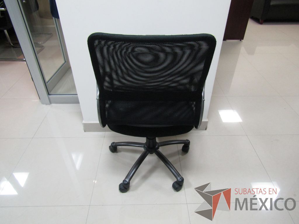 Lote 050 - 2 Sillas operativas con ruedas, descansabrazos fijo, asiento tipo piel y respaldo en malla color negro. - Imagen 3