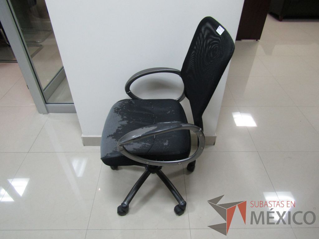 Lote 050 - 2 Sillas operativas con ruedas, descansabrazos fijo, asiento tipo piel y respaldo en malla color negro. - Imagen 4