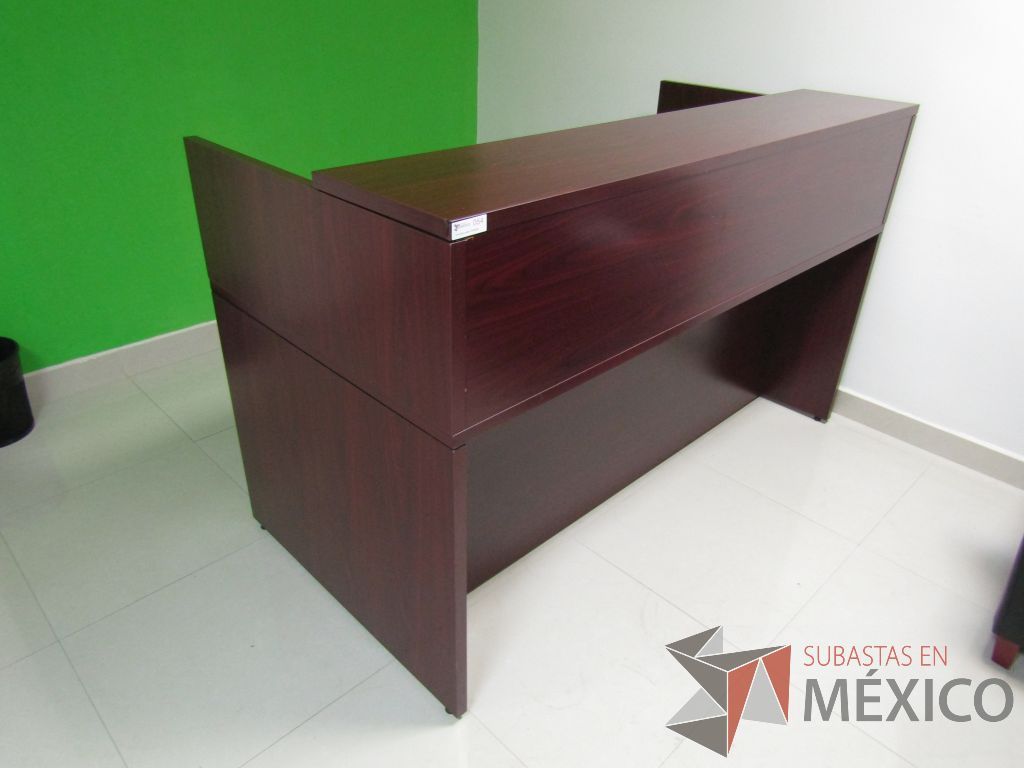Lote 054 - Mueble de recepción con 1 repisa y archivero de pedestal de 2 cajones color café. - Imagen 2