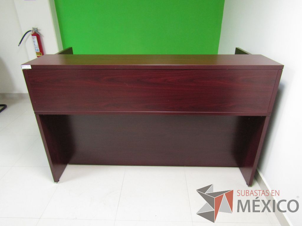 Lote 054 - Mueble de recepción con 1 repisa y archivero de pedestal de 2 cajones color café. - Imagen 4
