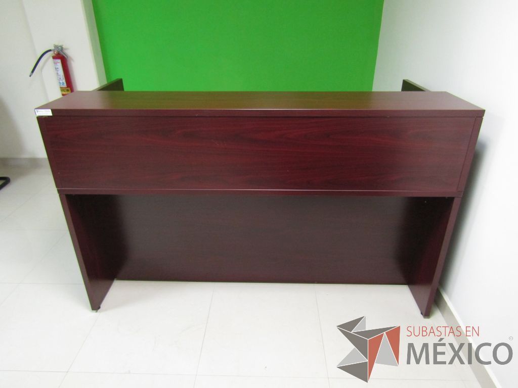 Lote 054 - Mueble de recepción con 1 repisa y archivero de pedestal de 2 cajones color café. - Imagen 5