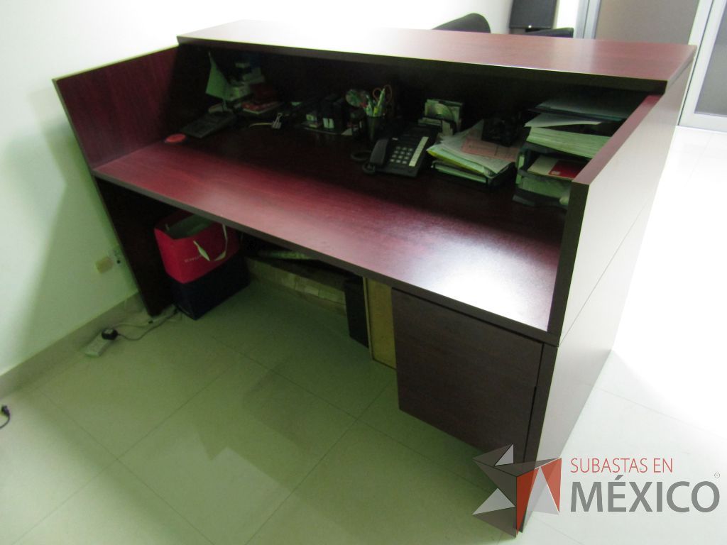 Lote 054 - Mueble de recepción con 1 repisa y archivero de pedestal de 2 cajones color café. - Imagen 7