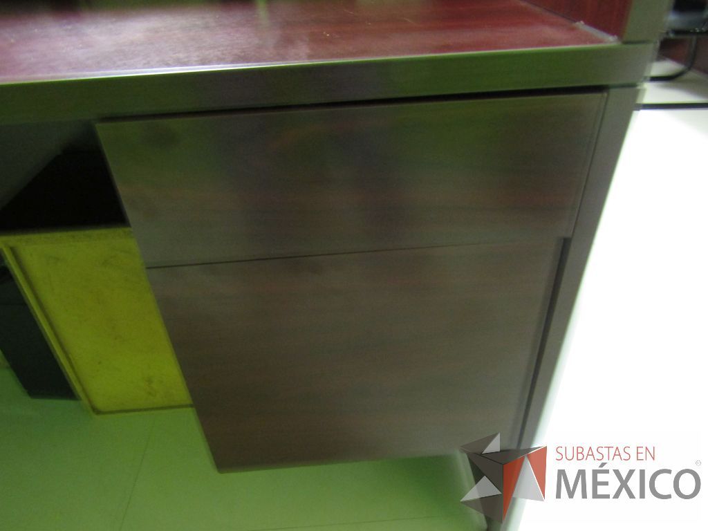 Lote 054 - Mueble de recepción con 1 repisa y archivero de pedestal de 2 cajones color café. - Imagen 9