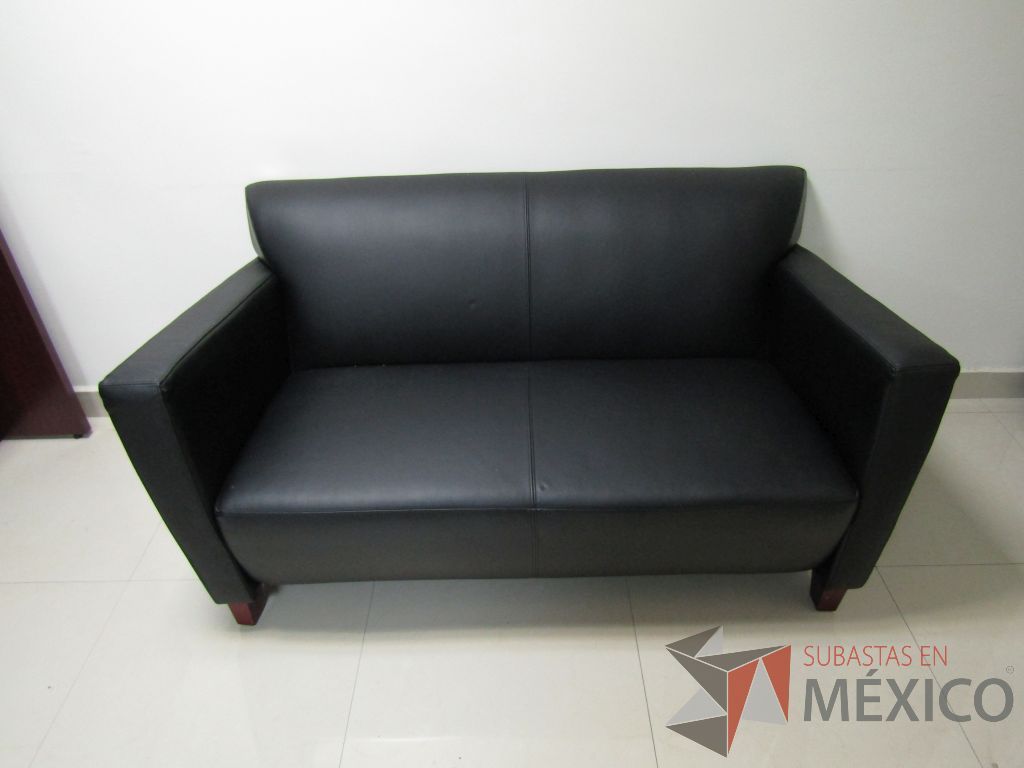 Lote 055 - Sillón de 2 plazas tipo piel color negro y patas de madera.