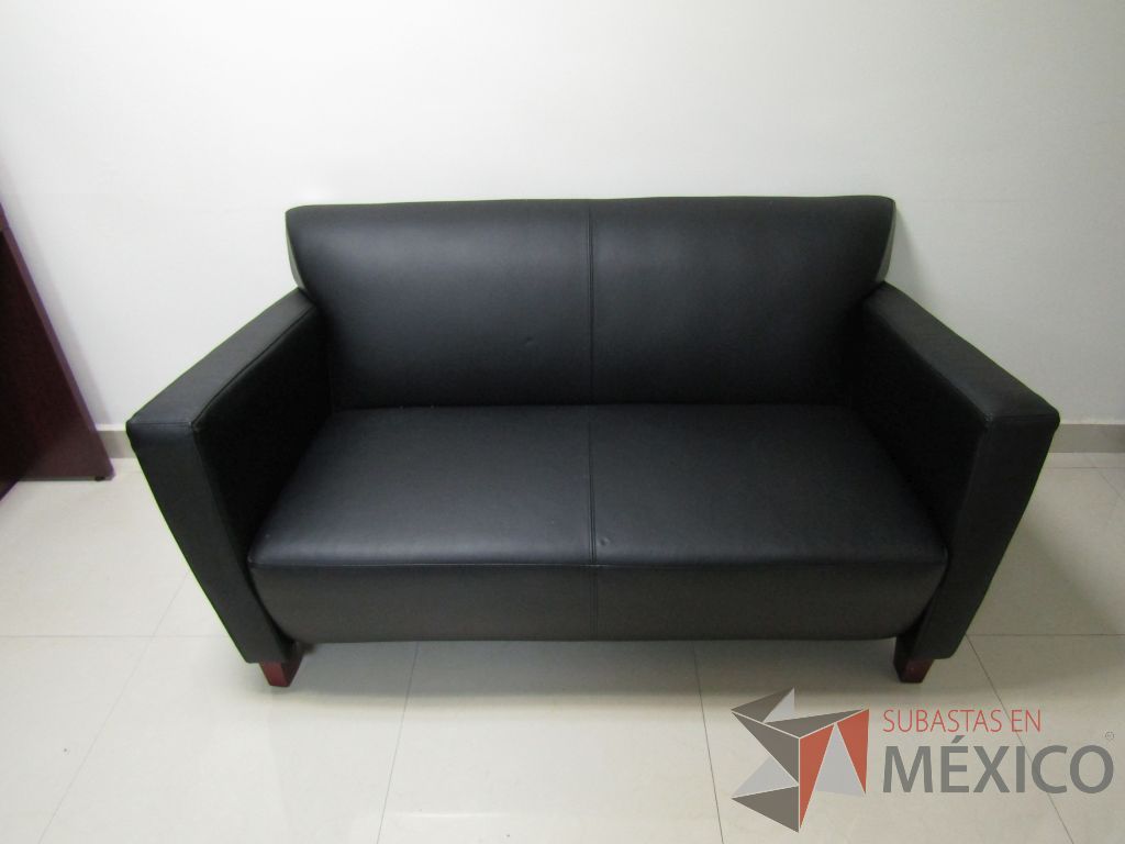 Lote 055 - Sillón de 2 plazas tipo piel color negro y patas de madera. - Imagen 2