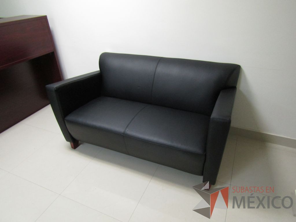 Lote 055 - Sillón de 2 plazas tipo piel color negro y patas de madera. - Imagen 3