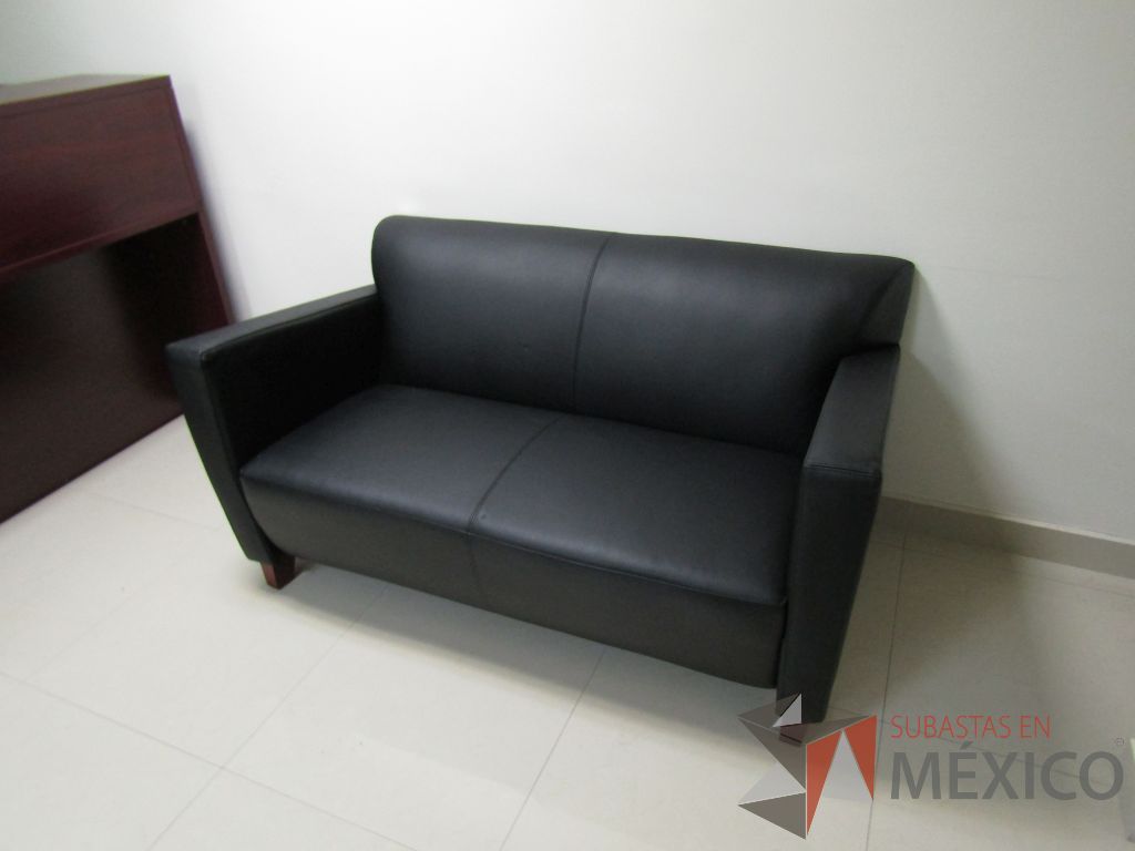 Lote 055 - Sillón de 2 plazas tipo piel color negro y patas de madera. - Imagen 4
