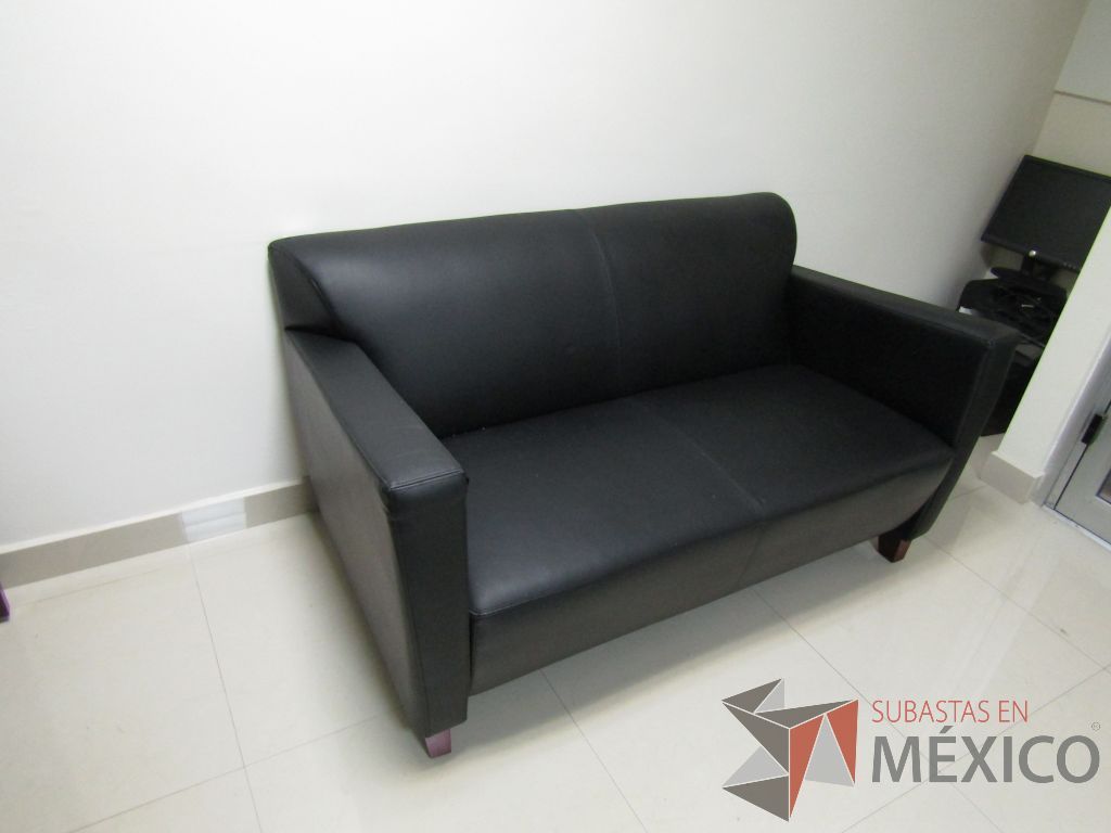 Lote 055 - Sillón de 2 plazas tipo piel color negro y patas de madera. - Imagen 5