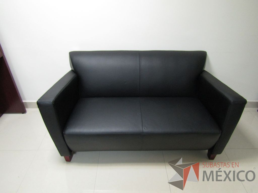 Lote 055 - Sillón de 2 plazas tipo piel color negro y patas de madera. - Imagen 6