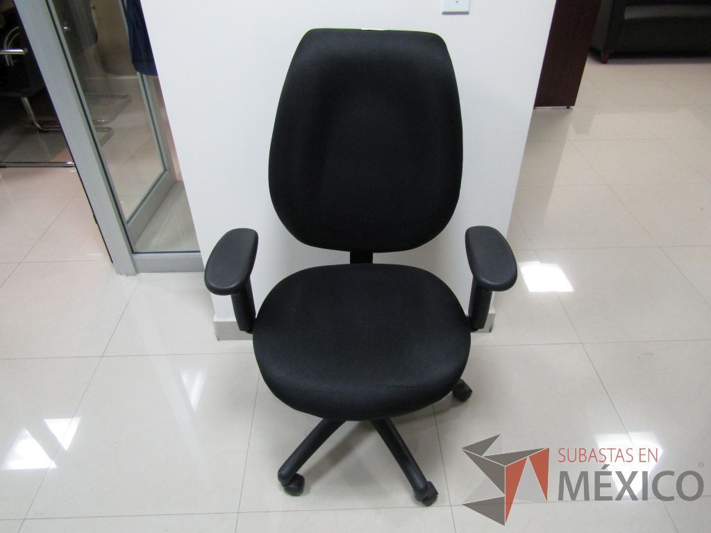 Lote 056 - Silla operativa con ruedas , descansabrazos fijo, asiento y respaldo en tela color negro.