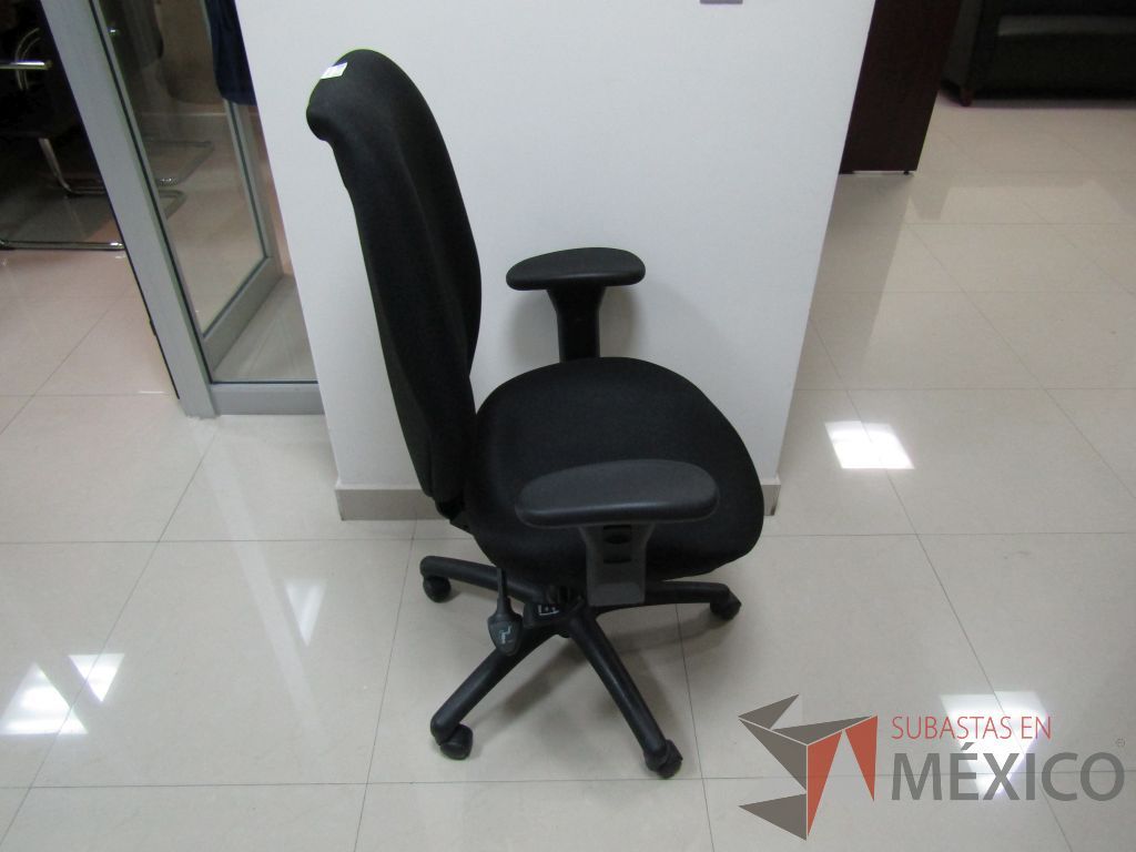 Lote 056 - Silla operativa con ruedas , descansabrazos fijo, asiento y respaldo en tela color negro. - Imagen 2