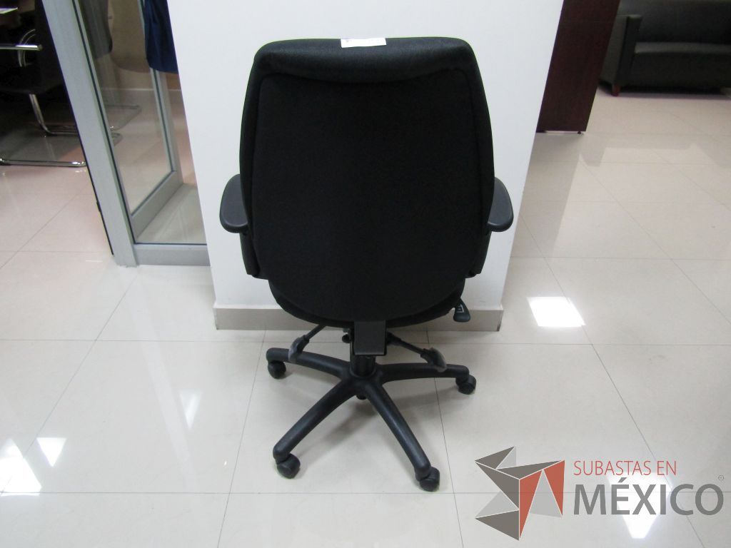 Lote 056 - Silla operativa con ruedas , descansabrazos fijo, asiento y respaldo en tela color negro. - Imagen 3