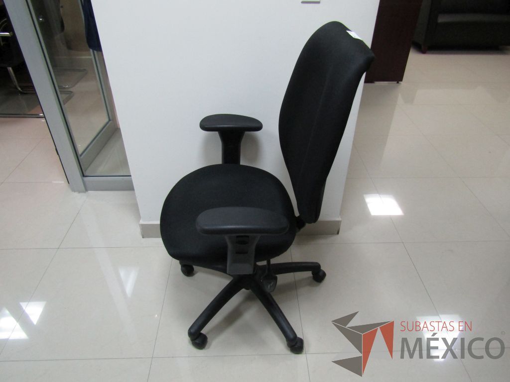 Lote 056 - Silla operativa con ruedas , descansabrazos fijo, asiento y respaldo en tela color negro. - Imagen 4