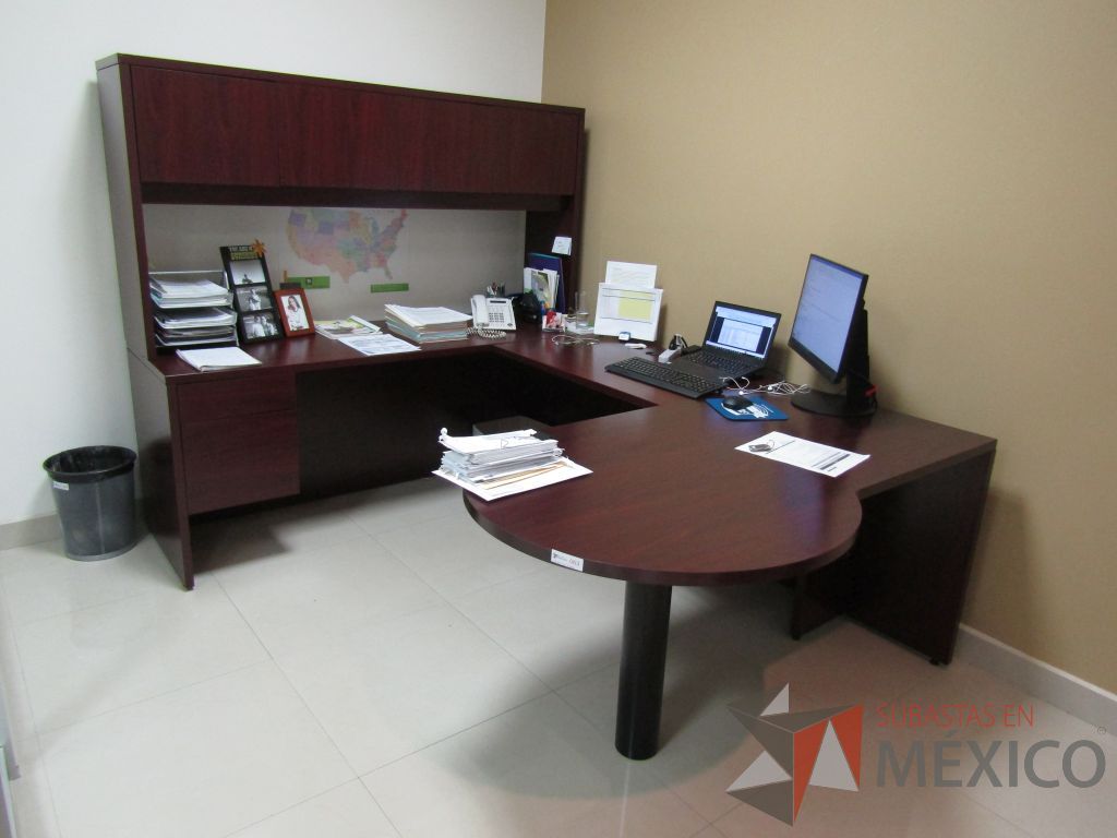 Lote 063 - Escritorio en forma de herradura con archivero de pedestal de 2 cajones y librero sobrepuesto de 4 puertas color café.