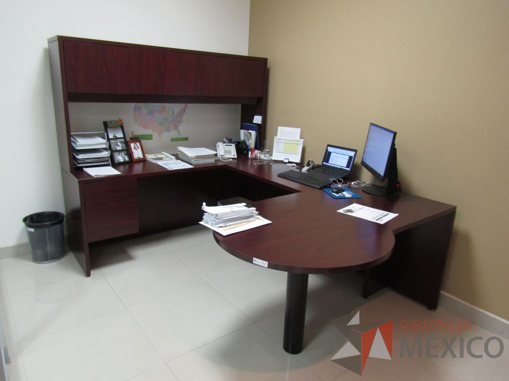 Lote 063 - Escritorio en forma de herradura con archivero de pedestal de 2 cajones y librero sobrepuesto de 4 puertas color café. - Imagen 3