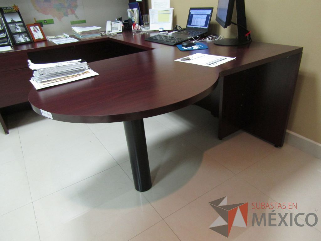 Lote 063 - Escritorio en forma de herradura con archivero de pedestal de 2 cajones y librero sobrepuesto de 4 puertas color café. - Imagen 6