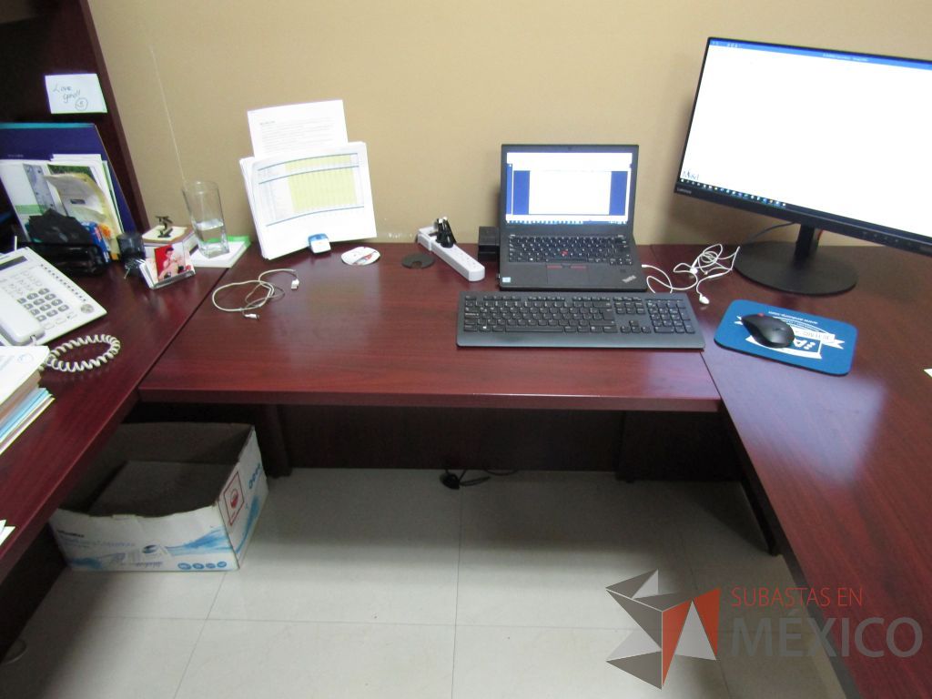 Lote 063 - Escritorio en forma de herradura con archivero de pedestal de 2 cajones y librero sobrepuesto de 4 puertas color café. - Imagen 8