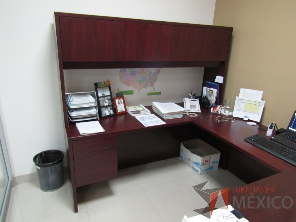 Lote 063 - Escritorio en forma de herradura con archivero de pedestal de 2 cajones y librero sobrepuesto de 4 puertas color café. - Imagen 11