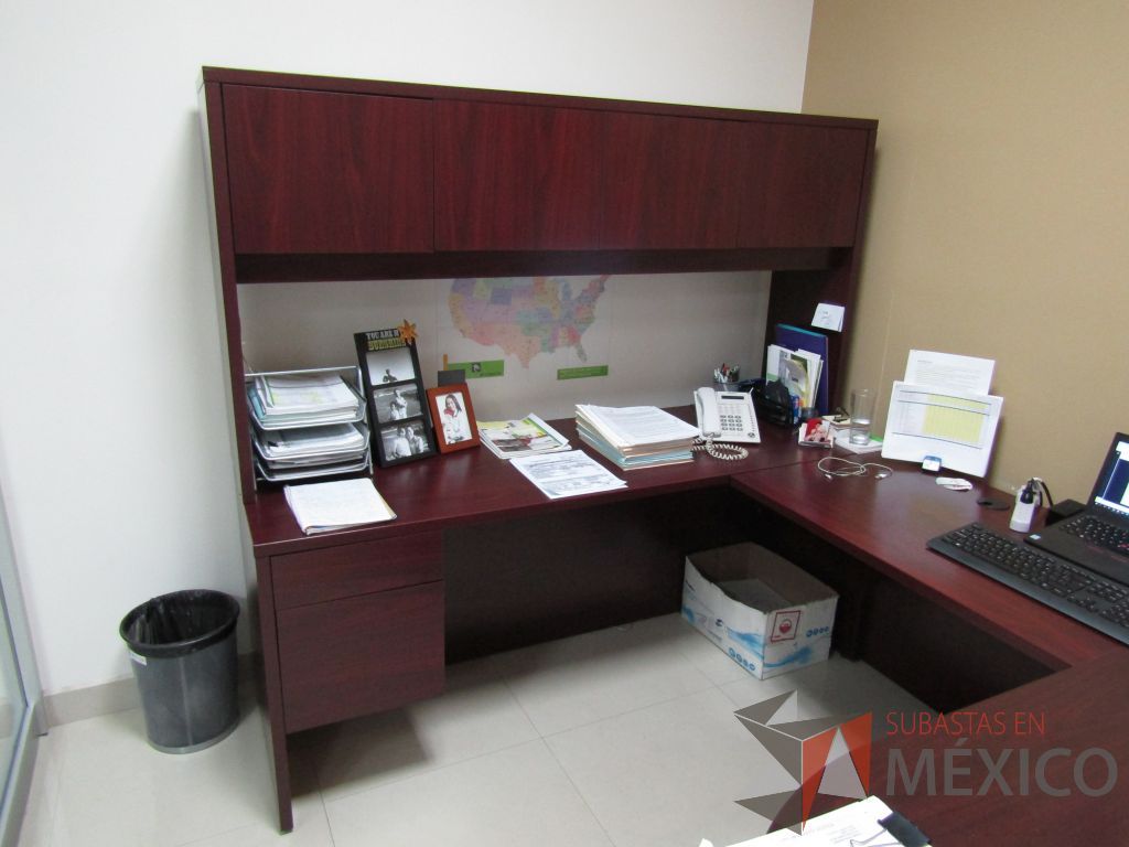 Lote 063 - Escritorio en forma de herradura con archivero de pedestal de 2 cajones y librero sobrepuesto de 4 puertas color café. - Imagen 12