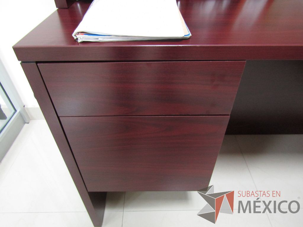 Lote 063 - Escritorio en forma de herradura con archivero de pedestal de 2 cajones y librero sobrepuesto de 4 puertas color café. - Imagen 13
