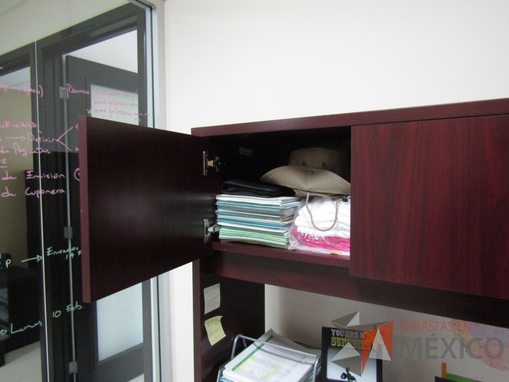 Lote 063 - Escritorio en forma de herradura con archivero de pedestal de 2 cajones y librero sobrepuesto de 4 puertas color café. - Imagen 16