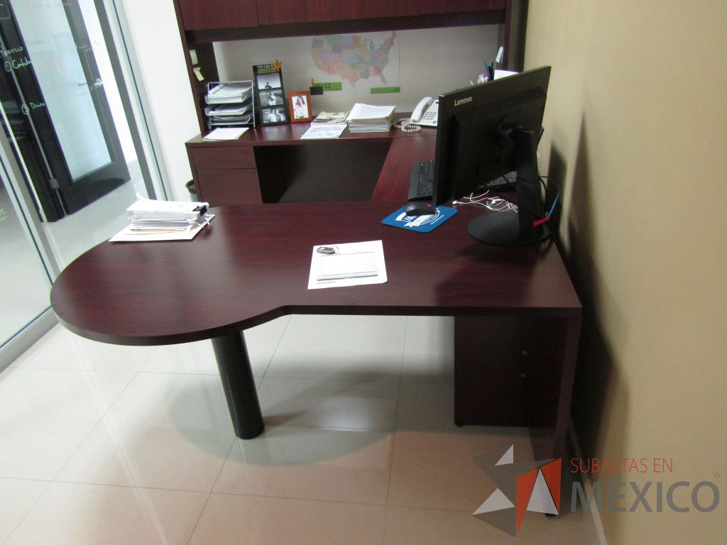 Lote 063 - Escritorio en forma de herradura con archivero de pedestal de 2 cajones y librero sobrepuesto de 4 puertas color café. - Imagen 17