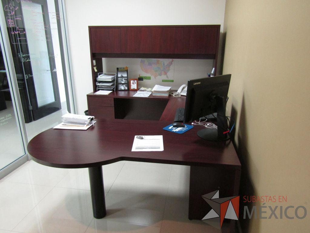 Lote 063 - Escritorio en forma de herradura con archivero de pedestal de 2 cajones y librero sobrepuesto de 4 puertas color café. - Imagen 18