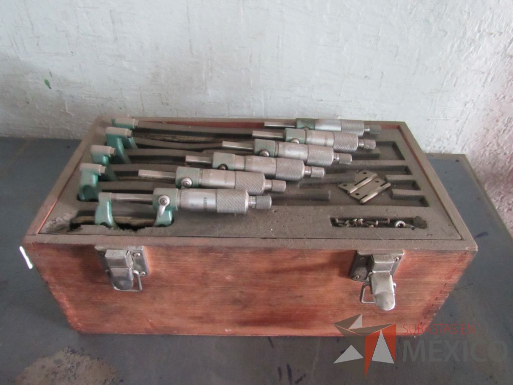Lote 029 - Caja de madera con 6 micrómetros ( 0-1/1-2/2-3/3-4/4-5/5-6)