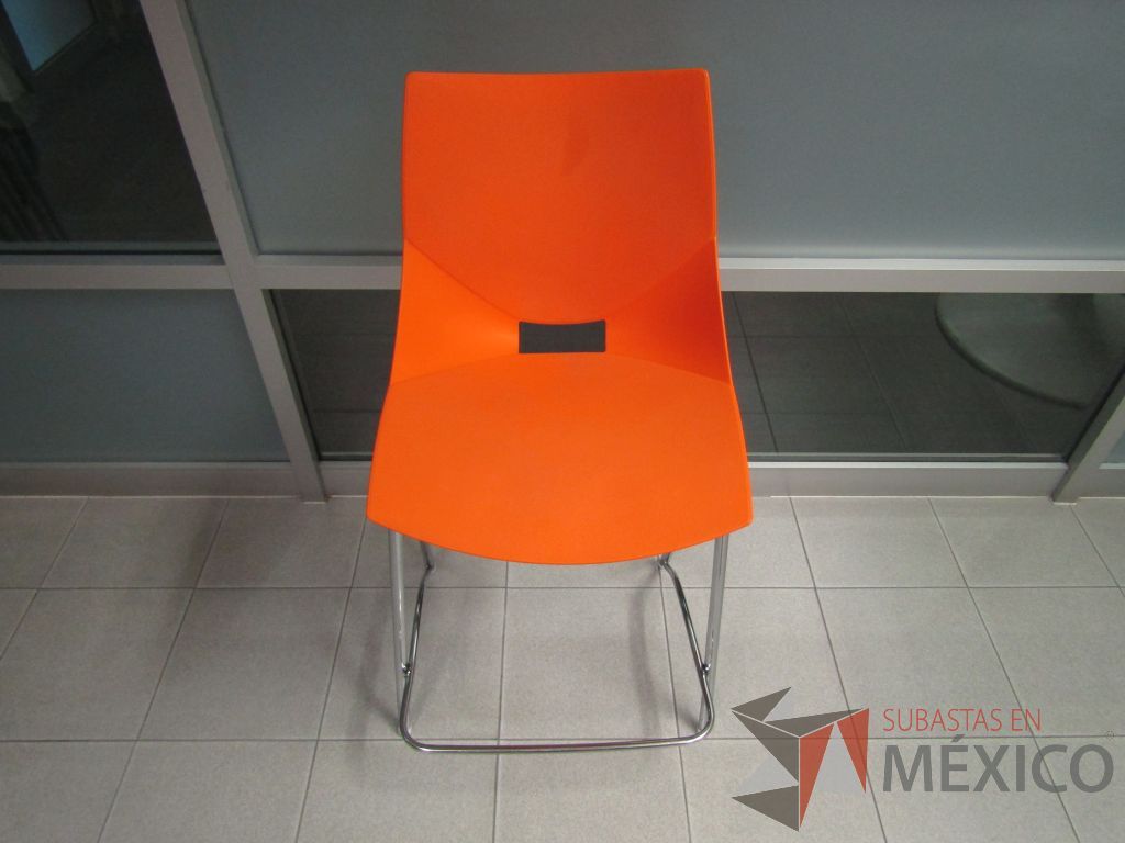 Lote 076 - Silla alta, estructura metálica, asiento y respaldo en plástico color naranja