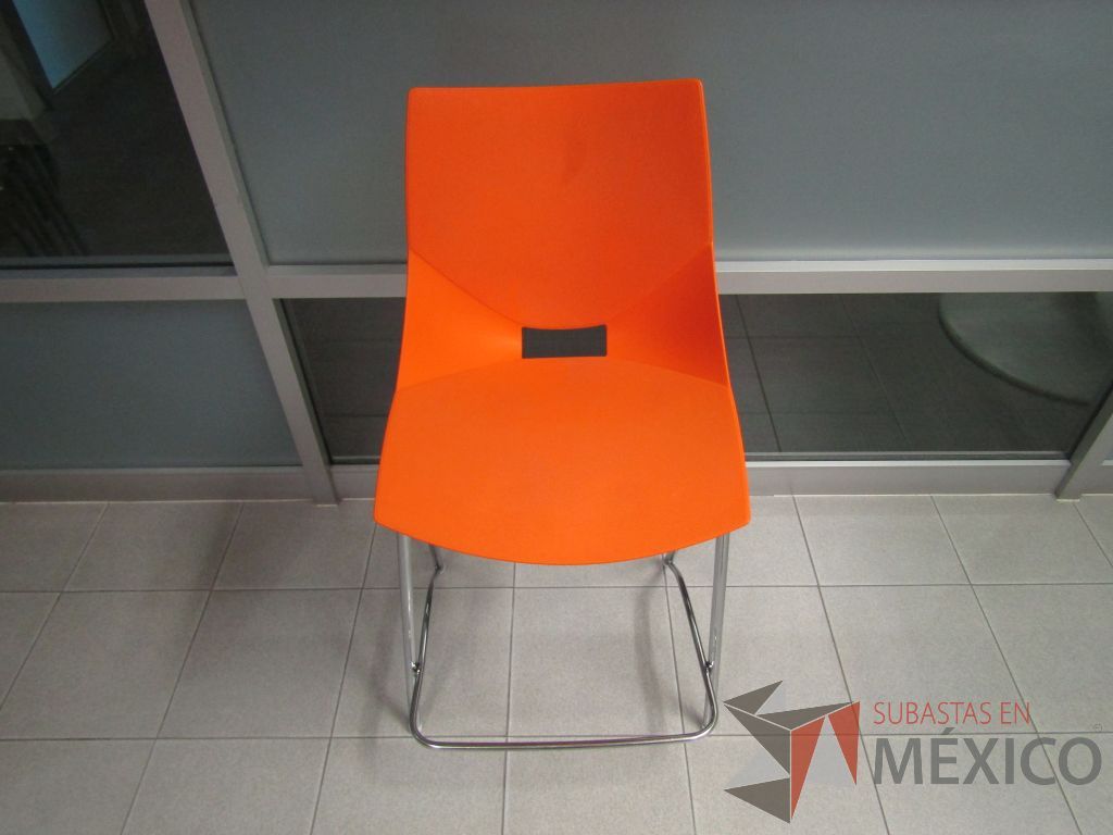 Lote 076 - Silla alta, estructura metálica, asiento y respaldo en plástico color naranja - Imagen 2