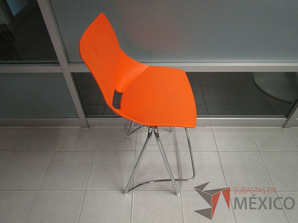 Lote 076 - Silla alta, estructura metálica, asiento y respaldo en plástico color naranja - Imagen 3