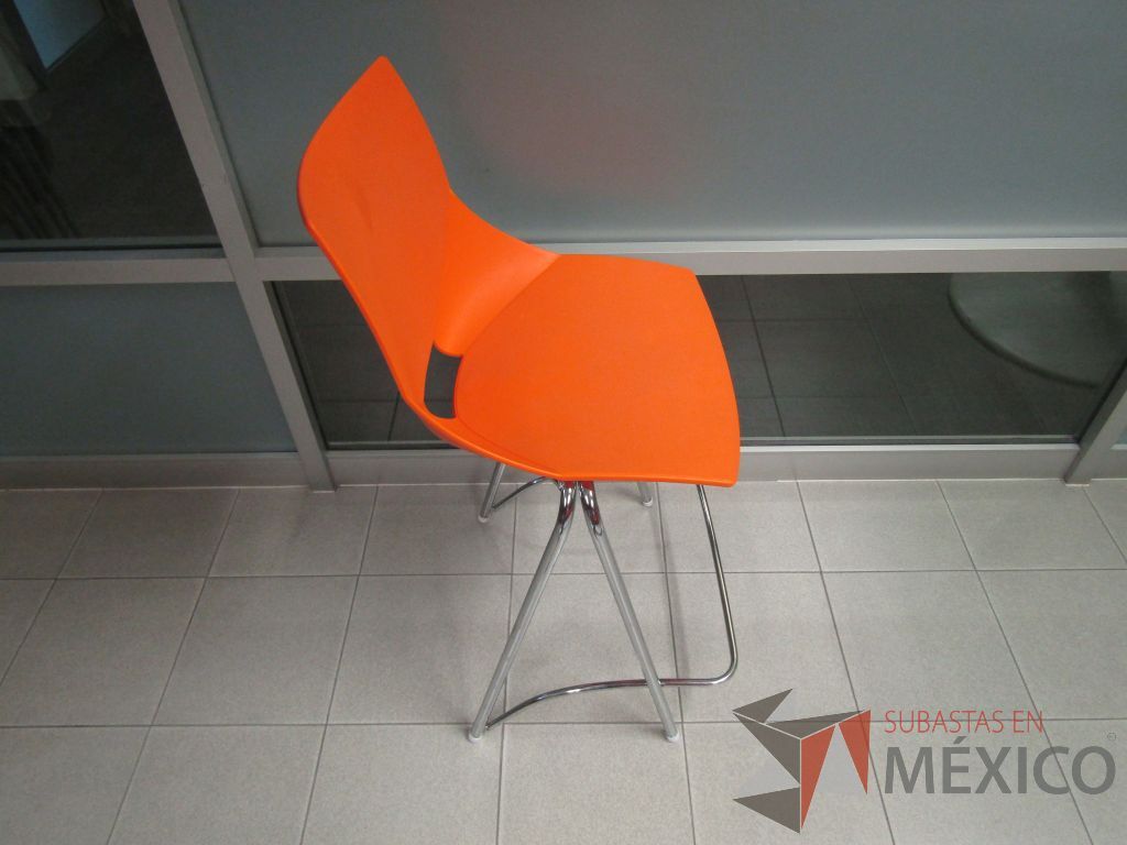 Lote 076 - Silla alta, estructura metálica, asiento y respaldo en plástico color naranja - Imagen 4
