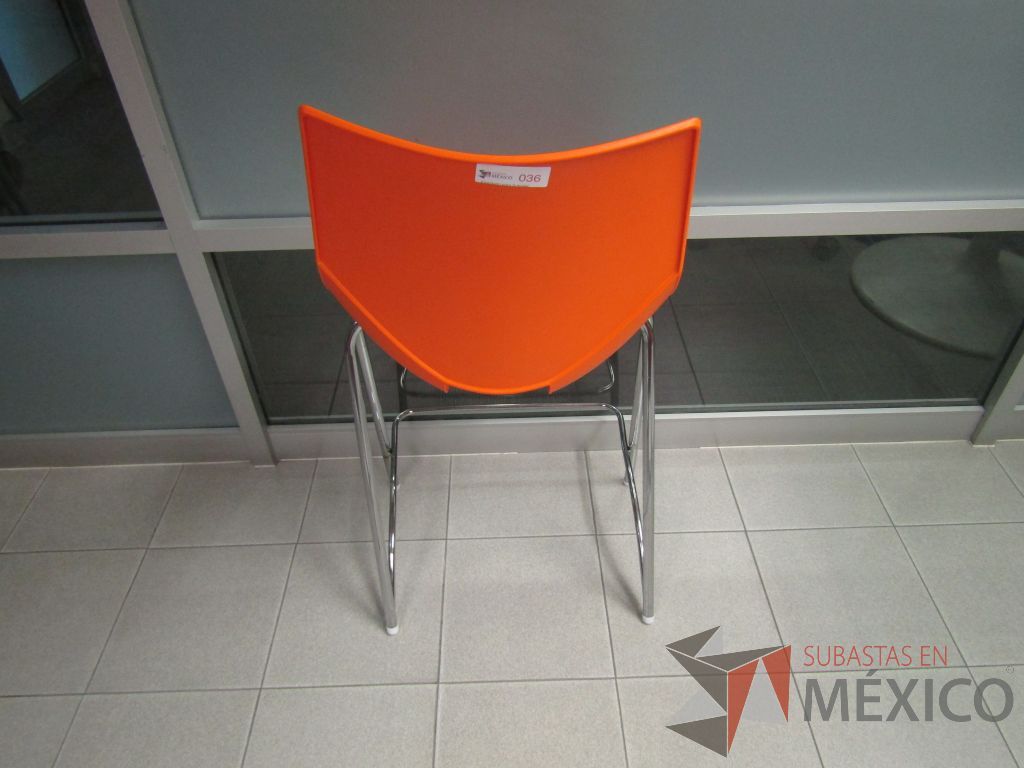 Lote 076 - Silla alta, estructura metálica, asiento y respaldo en plástico color naranja - Imagen 5