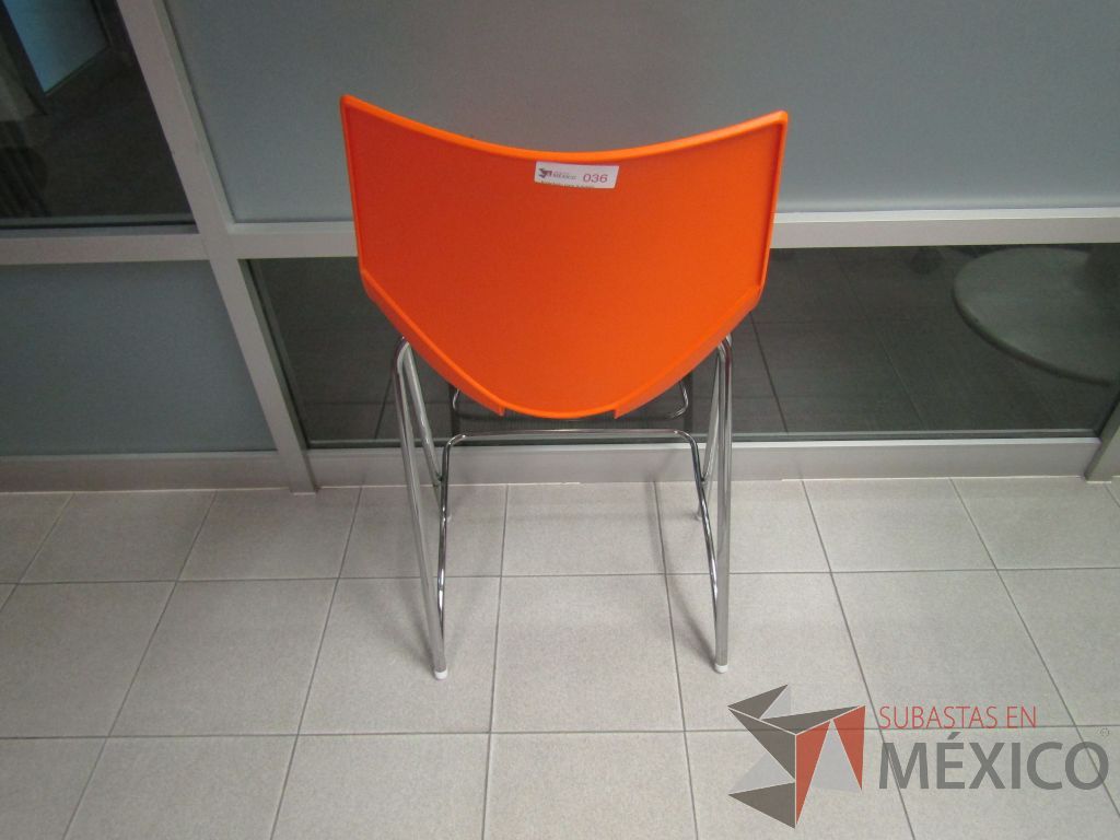 Lote 076 - Silla alta, estructura metálica, asiento y respaldo en plástico color naranja - Imagen 6