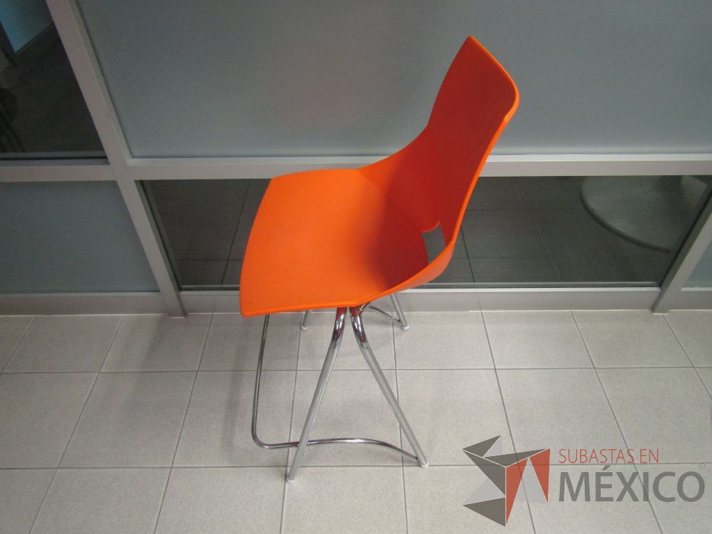 Lote 076 - Silla alta, estructura metálica, asiento y respaldo en plástico color naranja - Imagen 7