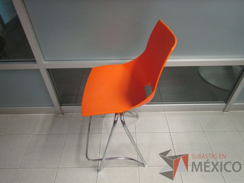 Lote 076 - Silla alta, estructura metálica, asiento y respaldo en plástico color naranja - Imagen 8