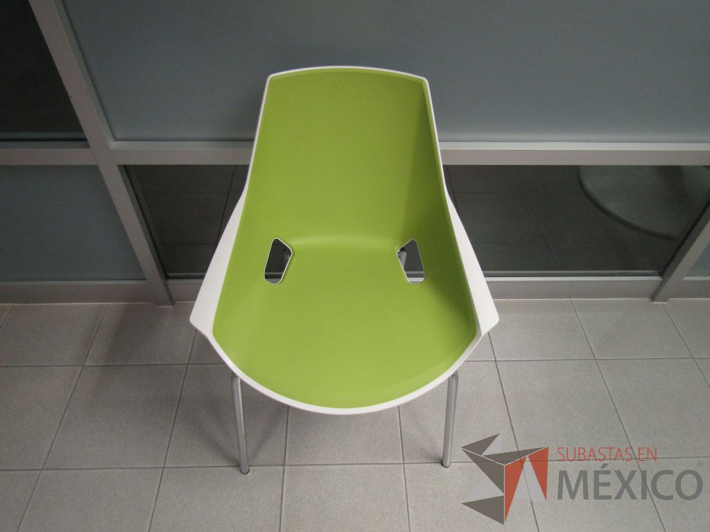 Lote 078 - Silla fija, patas metálicas, asiento y respaldo en plástico color blanco con verde - Imagen 2