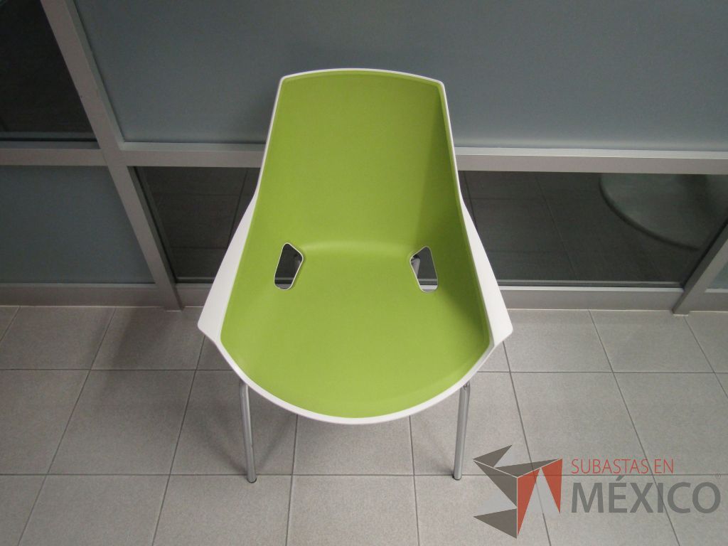 Lote 078 - Silla fija, patas metálicas, asiento y respaldo en plástico color blanco con verde