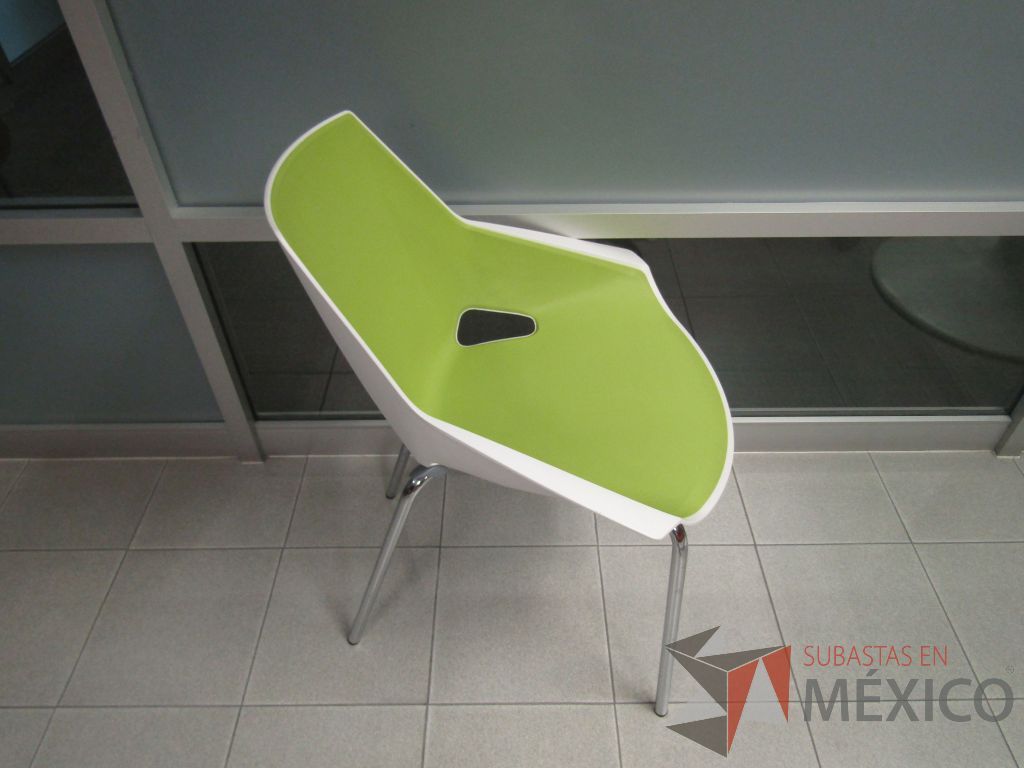 Lote 078 - Silla fija, patas metálicas, asiento y respaldo en plástico color blanco con verde - Imagen 3