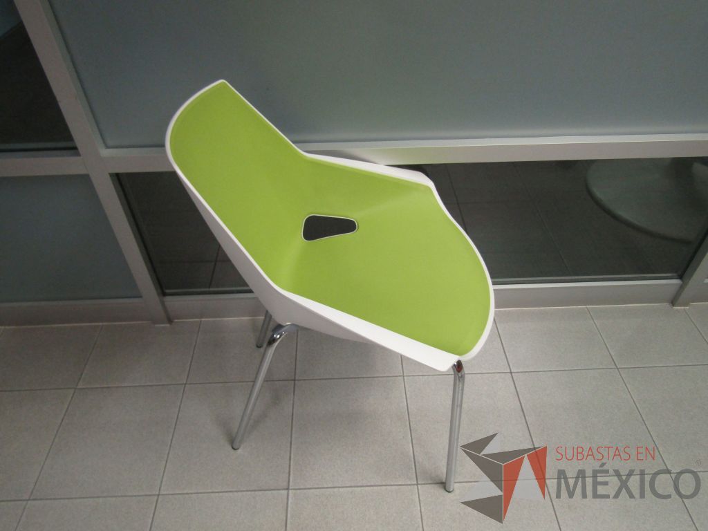 Lote 078 - Silla fija, patas metálicas, asiento y respaldo en plástico color blanco con verde - Imagen 4