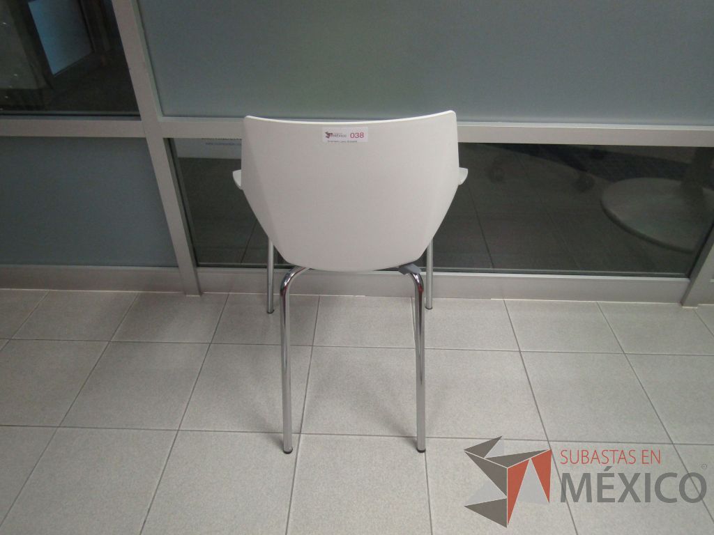 Lote 078 - Silla fija, patas metálicas, asiento y respaldo en plástico color blanco con verde - Imagen 6