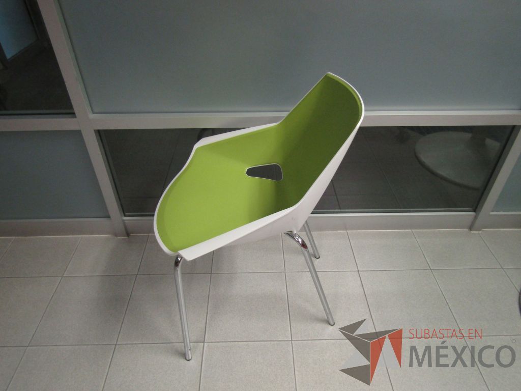 Lote 078 - Silla fija, patas metálicas, asiento y respaldo en plástico color blanco con verde - Imagen 7