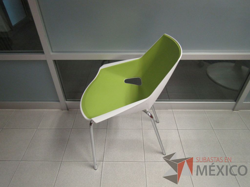 Lote 078 - Silla fija, patas metálicas, asiento y respaldo en plástico color blanco con verde - Imagen 8